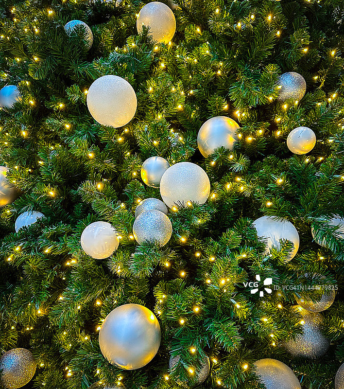 圣诞树上的圣诞球装饰品图片素材