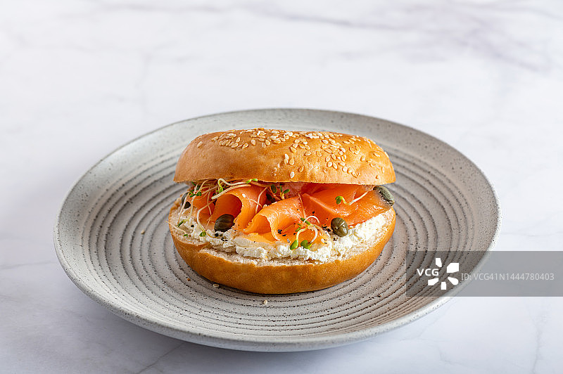 奶油奶酪三文鱼贝果图片素材