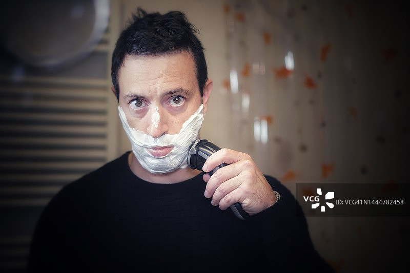 男人剃头图片素材