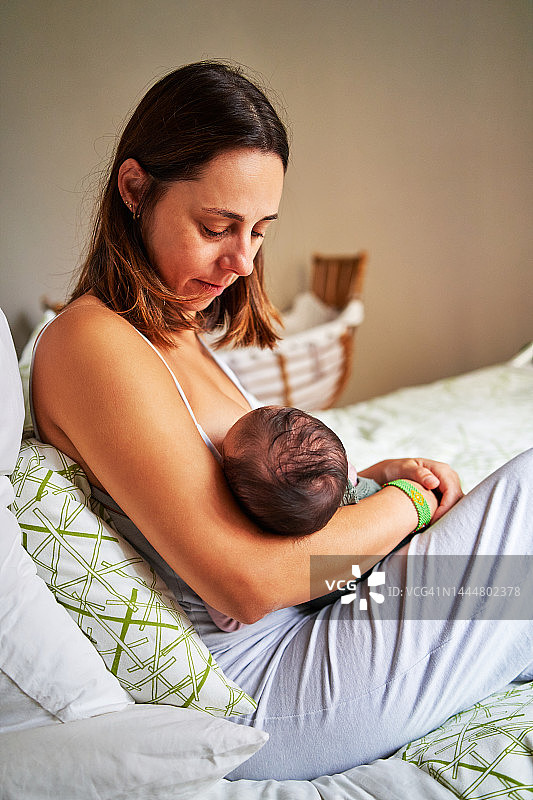 温柔的母亲哺乳婴儿的肖像图片素材