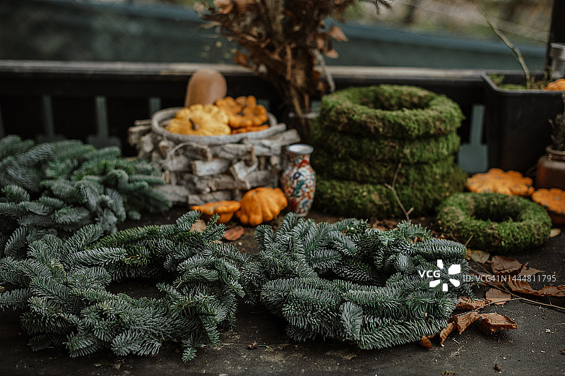 常绿花环的自然摆设图片素材