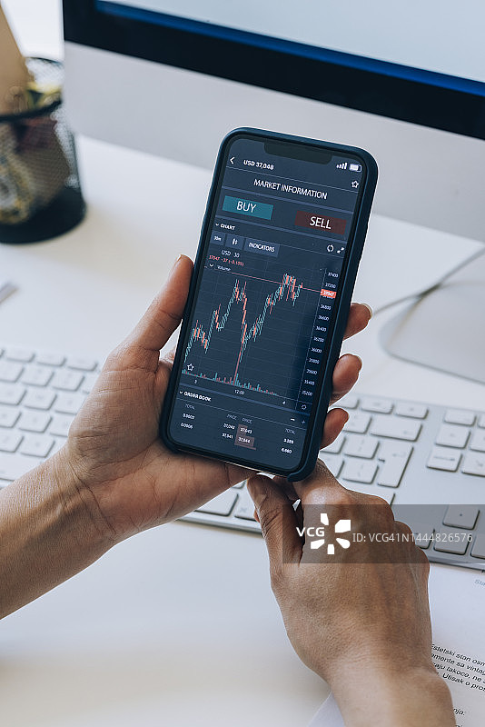 女人正在关注加密货币图片素材