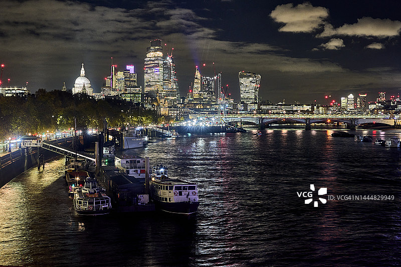 从泰晤士河南岸眺望英国伦敦夜景全景图片素材