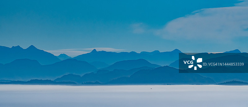 雾气笼罩的蓝色山脉图片素材