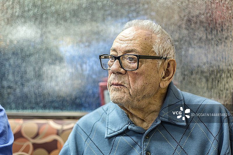 餐厅里专注的老年听障男人图片素材
