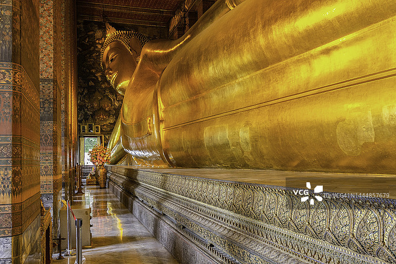 泰国曼谷卧佛寺大佛图片素材