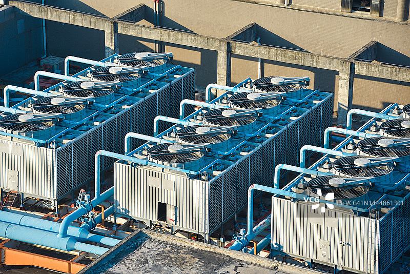 楼顶上的冷却塔，工业空气冷却系统图片素材