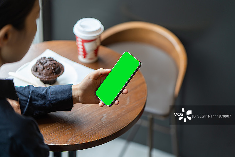 在咖啡店使用手机，绿幕图片素材
