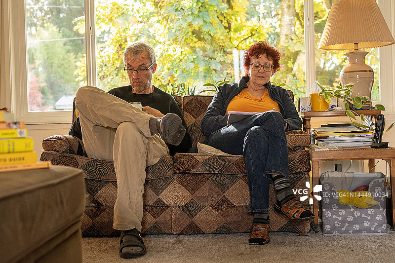 中年夫妇居家放松图片素材