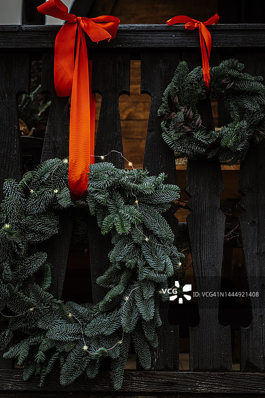木屋外以松树圣诞花环装饰的自然场景图片素材