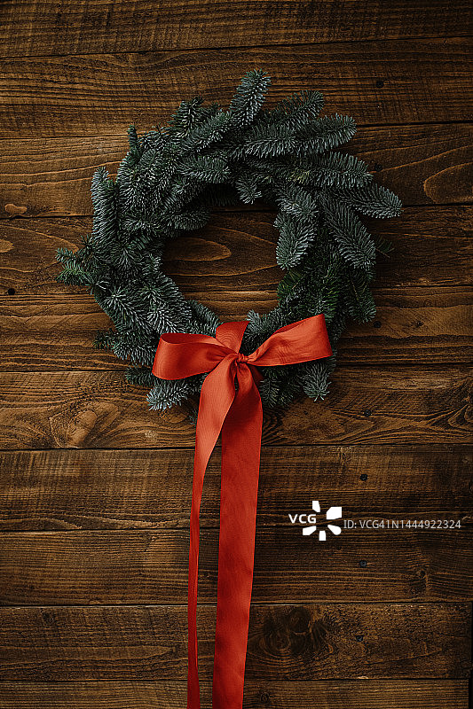 木质房屋外的圣诞松树花环自然景观布置图片素材