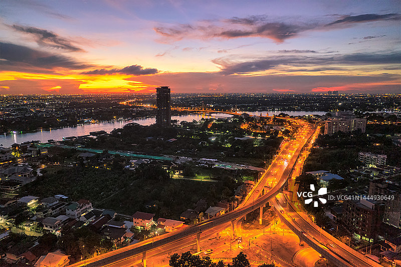 暮光之城城市景观后，桥梁曲线指向日落图片素材