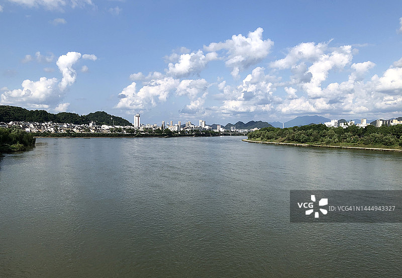 中国安徽黄山市城市天际线图片素材