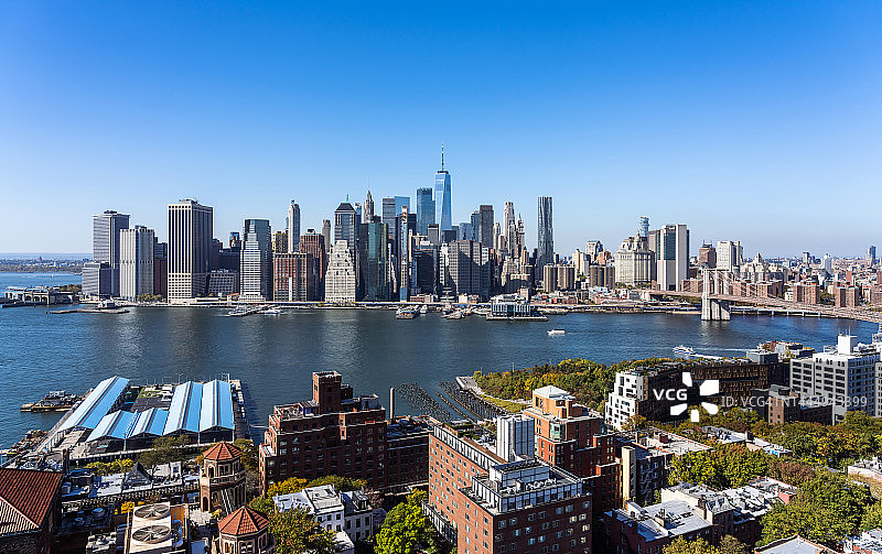阳光明媚的布鲁克林海滨和下曼哈顿景色图片素材