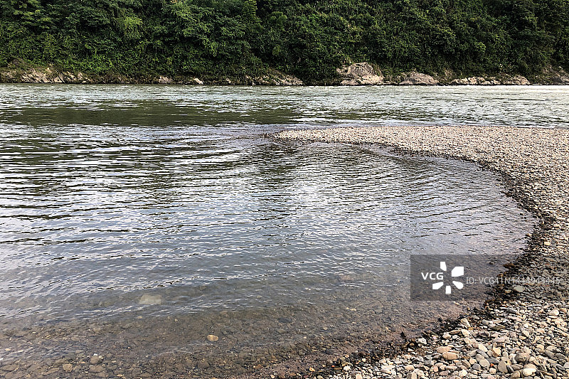 多岩石的河岸图片素材