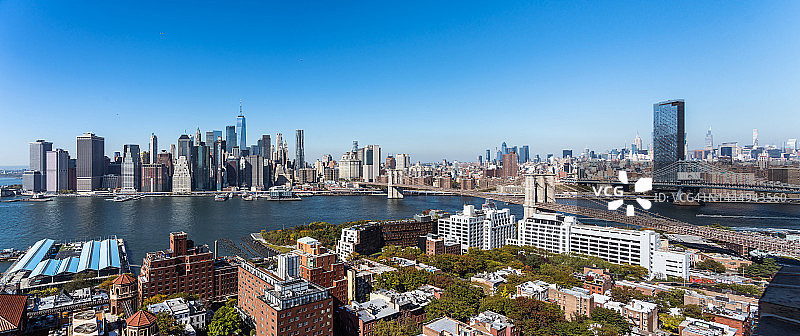 阳光下的曼哈顿下城与东河天际线全景图片素材