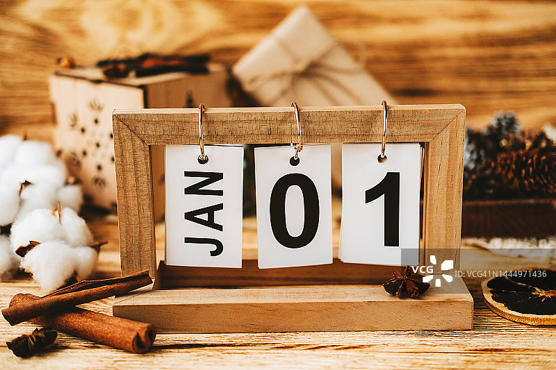一月，肉桂，橙片，棉花，礼品盒和松果图片素材