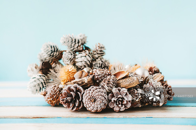 木质表面的松果、树枝和木片图片素材