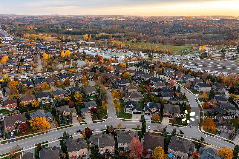 加拿大伍德布里奇卢瑟福路和伊斯灵顿大道社区公园的彩色树叶图片素材