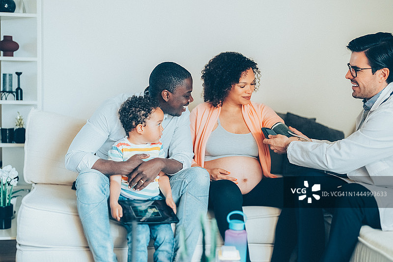 医生上门为孕妇检查图片素材