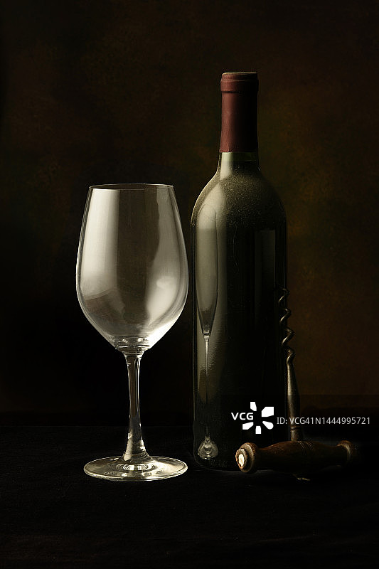 葡萄酒杯和酒瓶图片素材