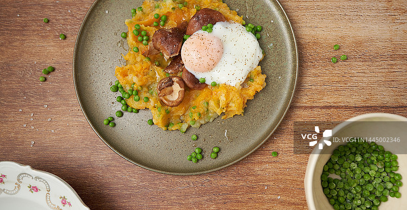 冬季土豆泥配香菇和荷包蛋图片素材