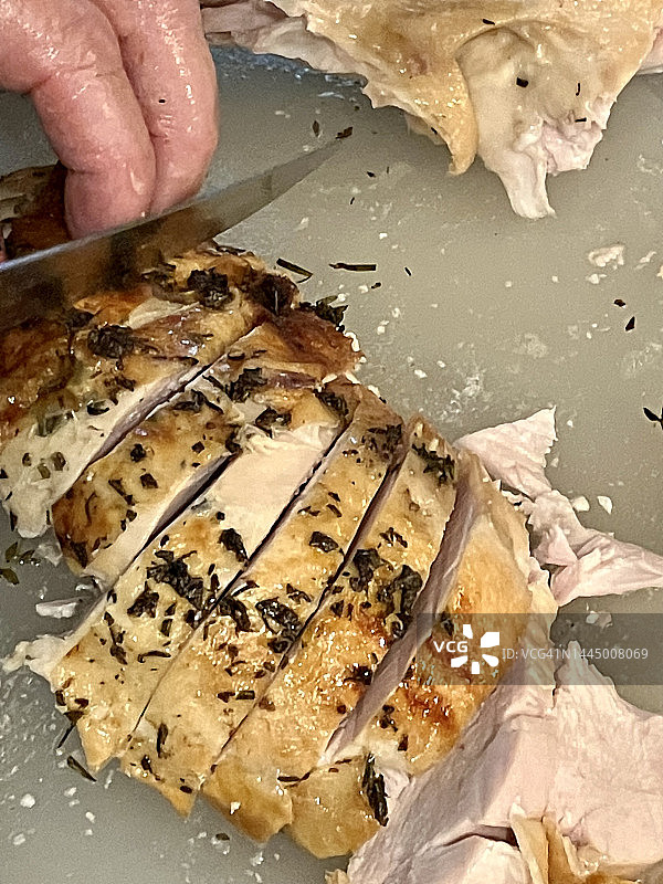 烤火鸡肉片配香草图片素材