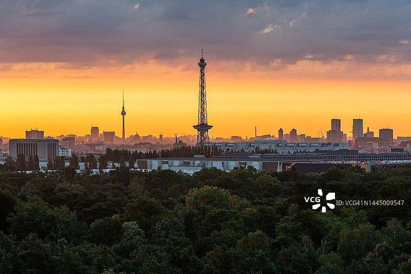 日出时分的柏林天际线（德国）图片素材