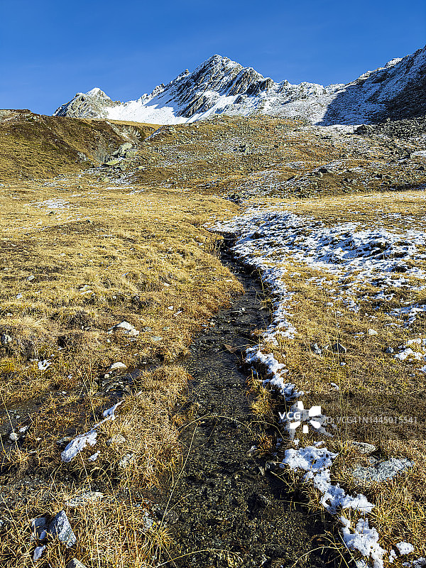 从雪山流下的小溪图片素材