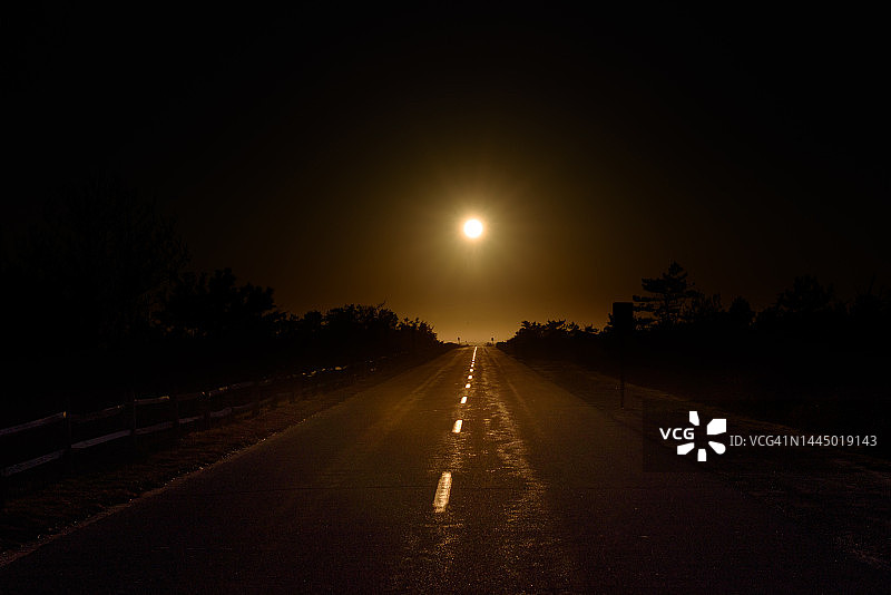 日落时分的高速公路驾驶图片素材