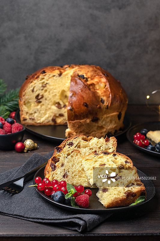 传统意大利圣诞节蛋糕：葡萄干蜜饯潘妮托妮水果面包，新年节日食品图片素材