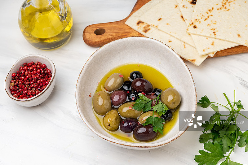 绿黑橄榄配橄榄油和香草图片素材