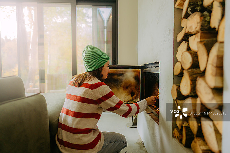 向壁炉里加木柴图片素材