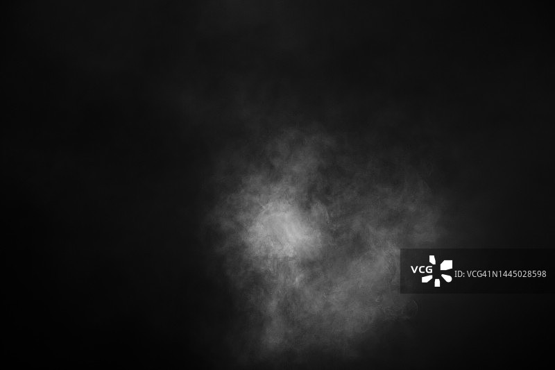黑色背景上的烟雾图片素材