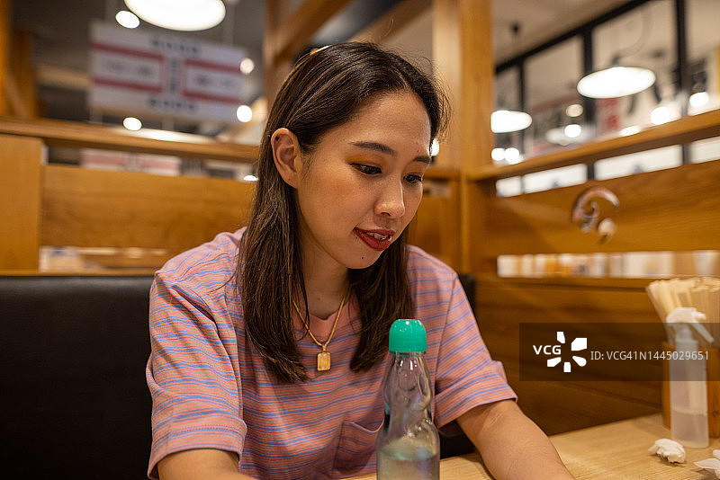 在日本餐厅放松的女人图片素材