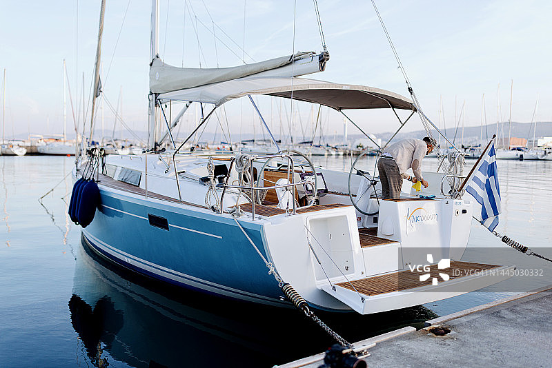 在帆船上的男人图片素材