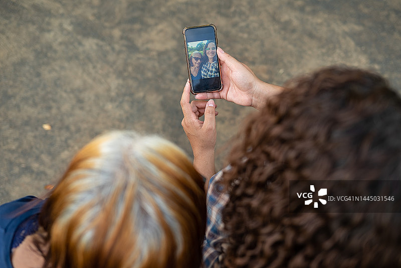 朋友们在公园自拍图片素材