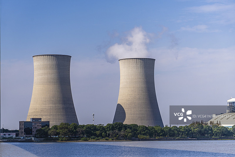 中国上海黄浦江畔的发电厂图片素材