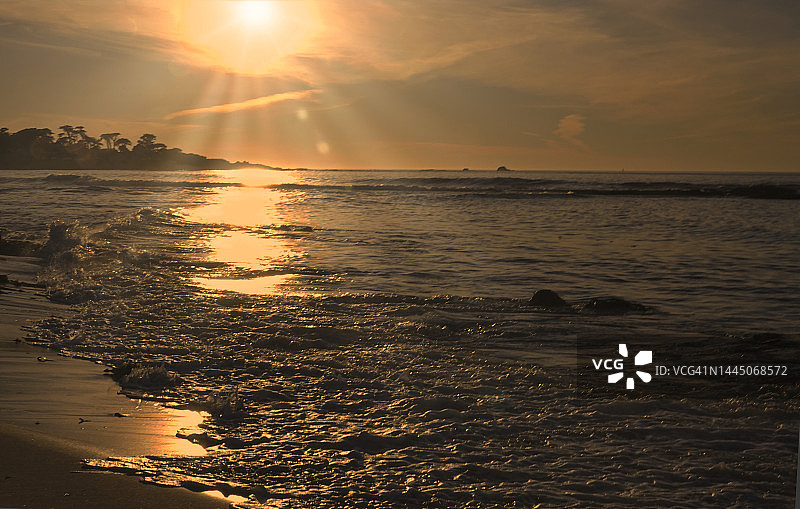 日落，黄昏，加利福尼亚州卵石滩图片素材