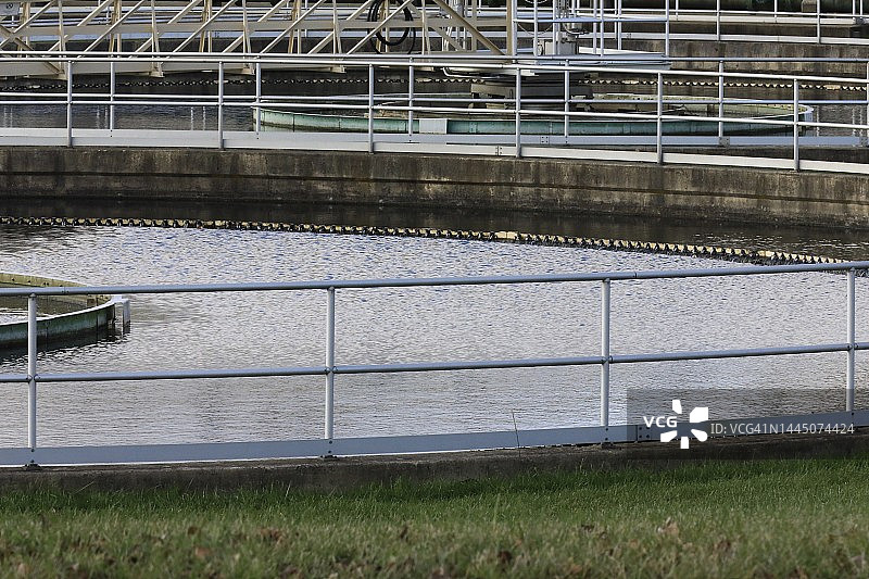 处理过的废水圆形储水罐图片素材