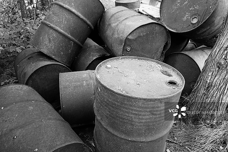 生锈的钢桶有毒化学废料倾倒场图片素材