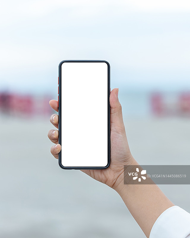 女人手持白色空白屏幕智能手机图片素材