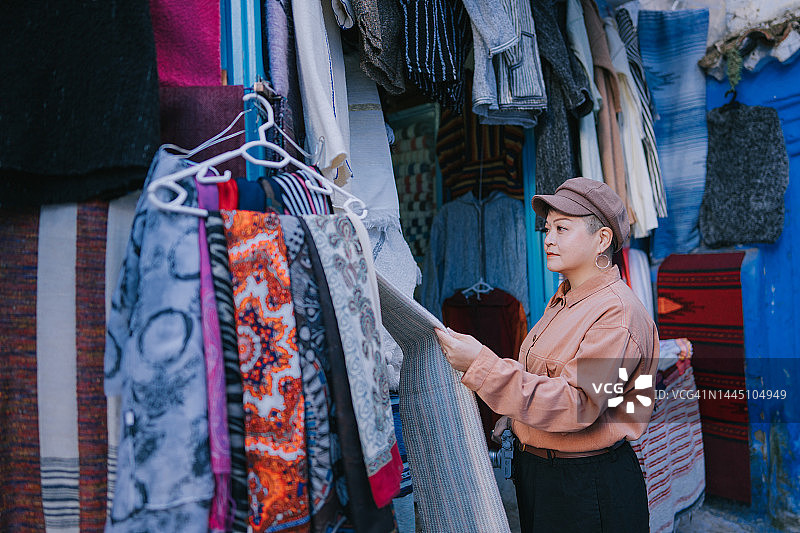 中国亚洲女游客在舍夫沙万街头看衣服购物图片素材