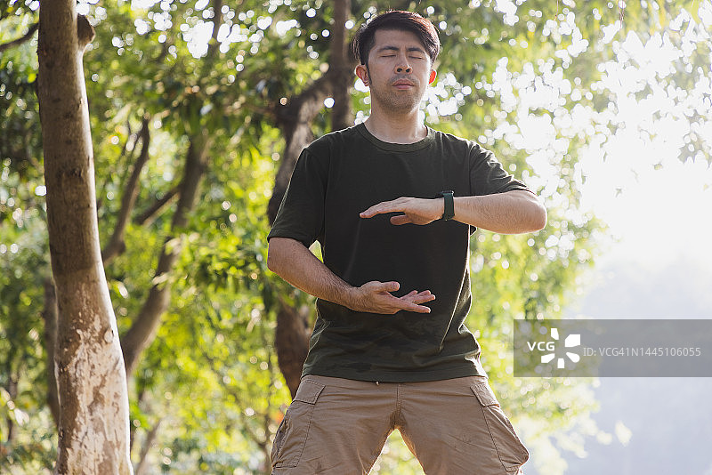 在公园里练太极的亚洲男人图片素材