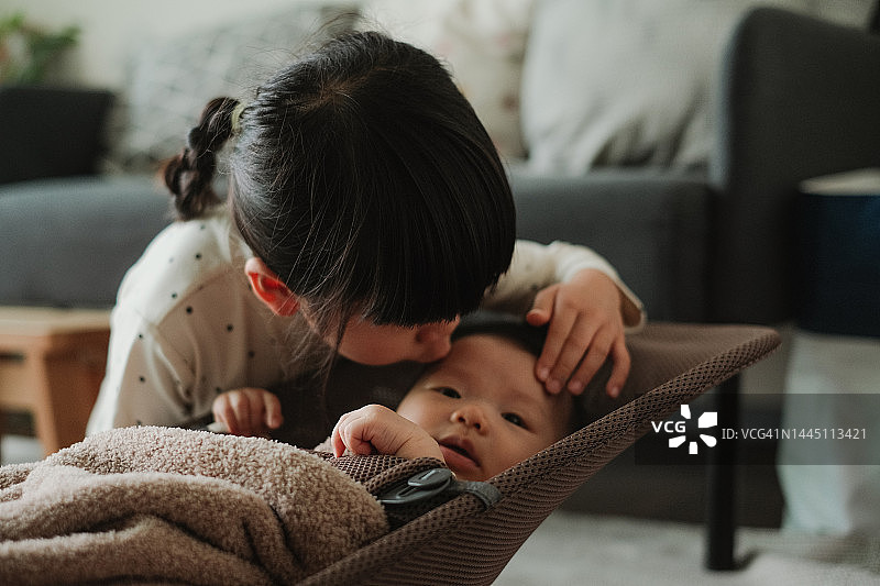 姐姐亲吻小妹妹的额头图片素材