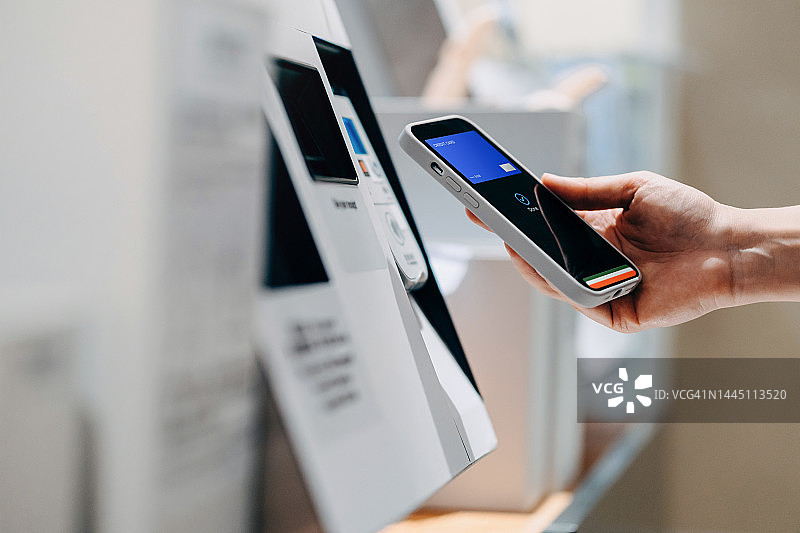 女人手机移动支付特写图片素材