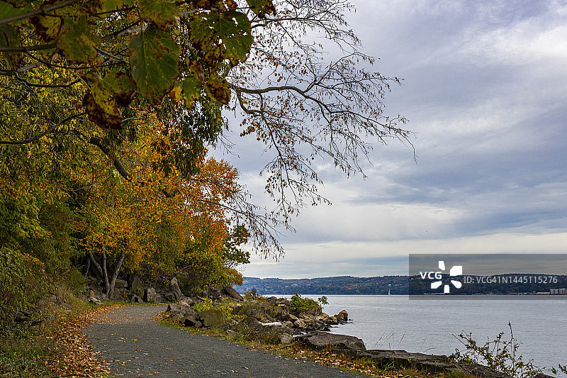 秋季尼亚克州立公园小径图片素材