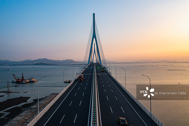 日落时分的海上公路航拍图片素材