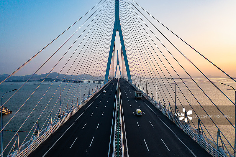 日落时分的海上公路航拍图片素材