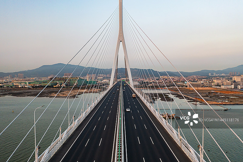 日落时分的海上公路航拍图片素材